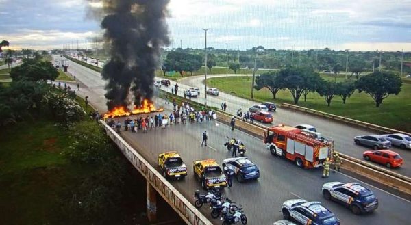 Manifestantes bloqueiam trânsito na Estrutural contra derrubadas da Agefis