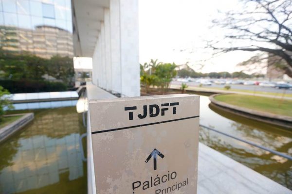 Servidores: lei que corrige salários atrasados é inconstitucional