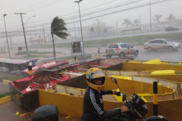 Temporal derruba placa do McDonald’s no Entorno do DF