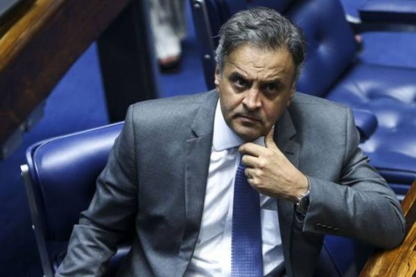 Aécio diz que prefere ler pedido de prisão antes de comentar