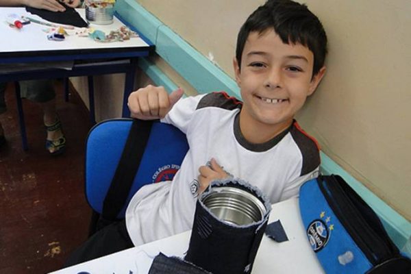 Pai de Bernardo sai da sala e se recusa a ver imagens do cadáver do filho