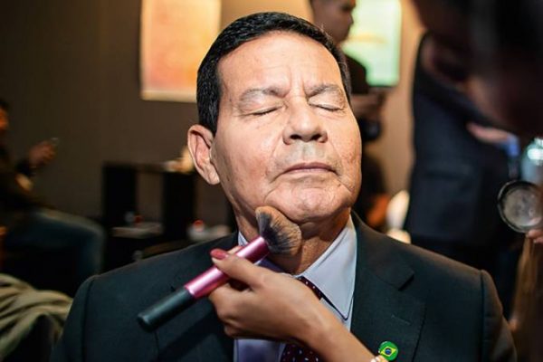 Mourão prestigia bancada da bala durante viagem de Bolsonaro aos EUA