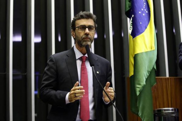 Afastamento de delegado será positivo para caso Marielle, diz Freixo