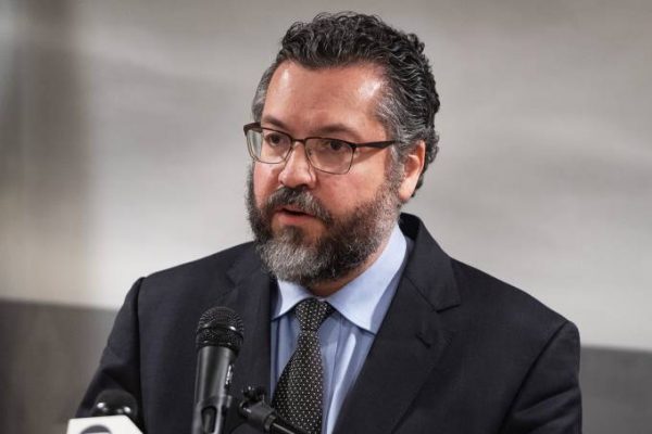 Chanceler Ernesto Araújo exalta ditadura e omite repressão