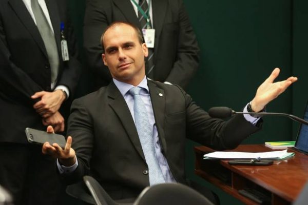 Eduardo Bolsonaro critica saída de Lula e é atacado até por apoiadores