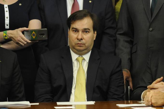 Após queixa de Maia, governo deve revisar decreto sobre comissionados