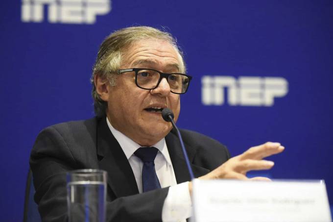 Em meio à crise no MEC, Vélez cancela viagem a Israel