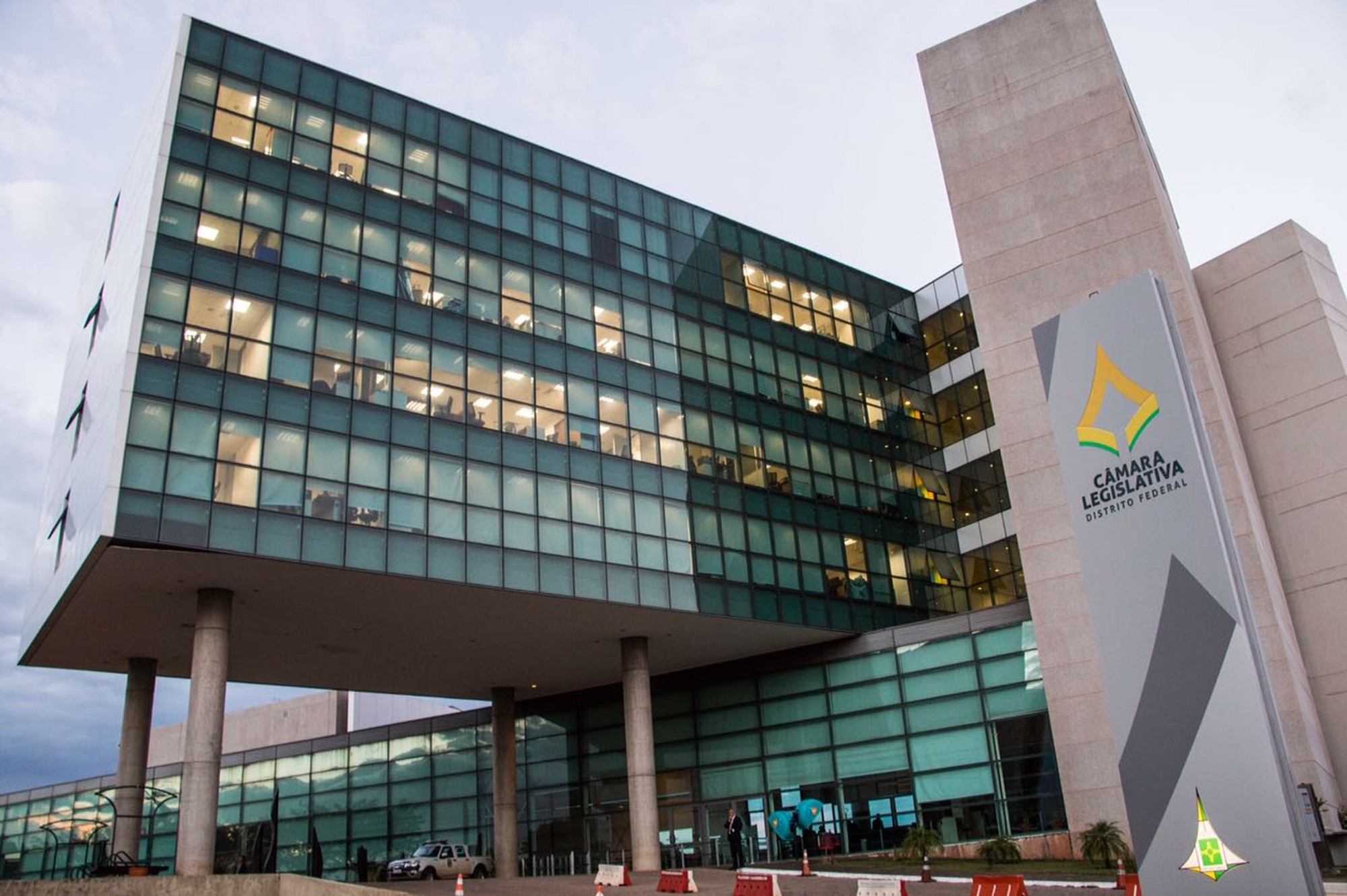 Câmara Legislativa do DF lança pregão para comprar cinco carros; cada um pode custar R$ 89 mil