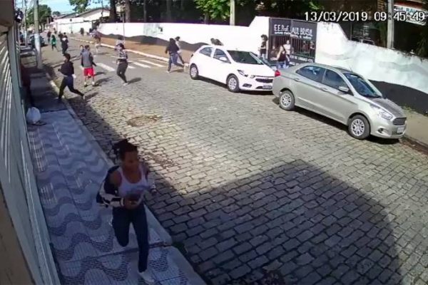 Vídeo mostra chegada de atiradores e fuga de alunos em escola de Suzano