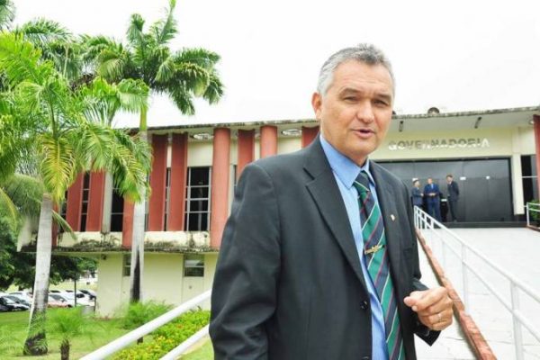 General que pede prisão de ministros do STF lidera comissão para Venezuela