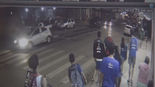 No DF, motorista sem habilitação atropela casal e foge correndo