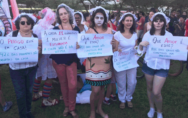 Dia da Mulher: cortejo de carnaval marca protesto em Brasília