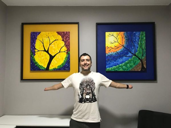 Artista plástico sem as mãos expõe pinturas em Brasília