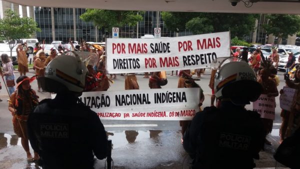 Indígenas fazem protesto em frente a Ministério da Saúde contra proposta de ‘municipalização’