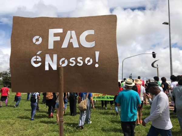Agentes culturais do DF protestam contra ‘ameaças’ ao FAC; governo nega haver risco