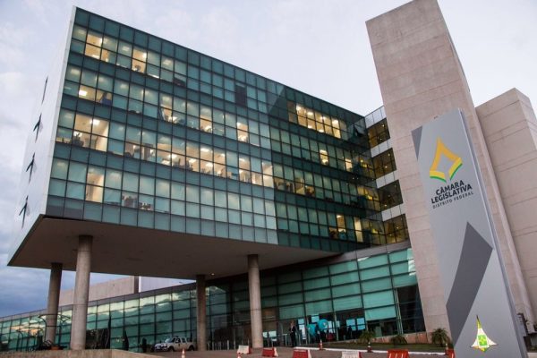 Mesa Diretora da CLDF desiste de passagens e diárias bancadas com dinheiro público