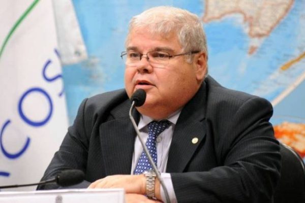 Governador e irmão de Geddel trocam farpas em reunião do MDB