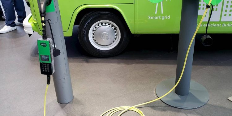 Em breve, você poderá recarregar seu carro elétrico em qualquer poste de luz