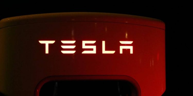 Elon Musk se pronuncia sobre câmera no retrovisor do Tesla Model 3