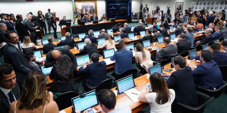 Governo muda reforma da Previdência para garantir votação na CCJ
