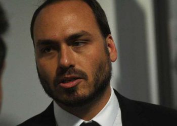 Carlos Bolsonaro volta a criticar Mourão: está ‘no último suspiro de vida’