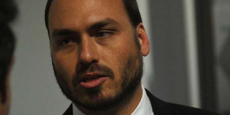 Carlos Bolsonaro volta a criticar Mourão: está ‘no último suspiro de vida’