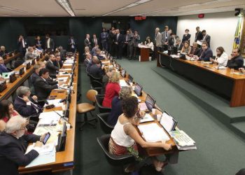 FOTOS: indígenas chegam à Esplanada dos Ministérios para 15º Acampamento Terra Livre
