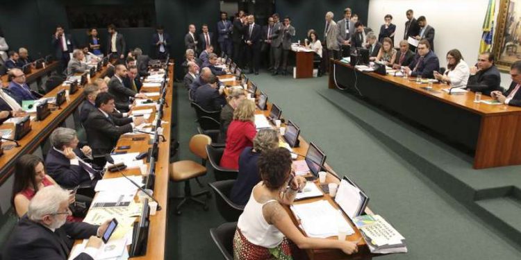 Vitória do governo na CCJ supera em cinco votos os cálculos da liderança