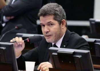 Divisão interna do PSL aumenta e deputado marca data para depor líder