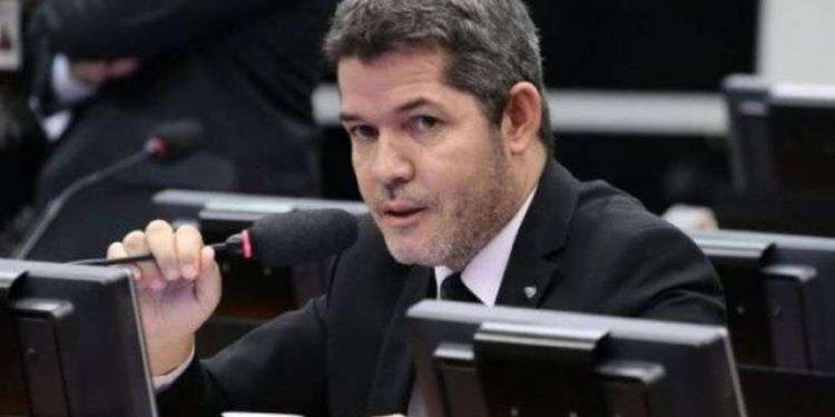 Divisão interna do PSL aumenta e deputado marca data para depor líder