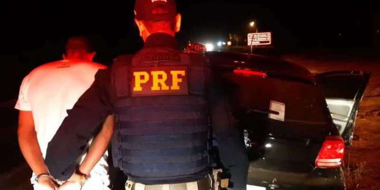 Homem é preso com carro roubado e completa três passagens pelo mesmo crime