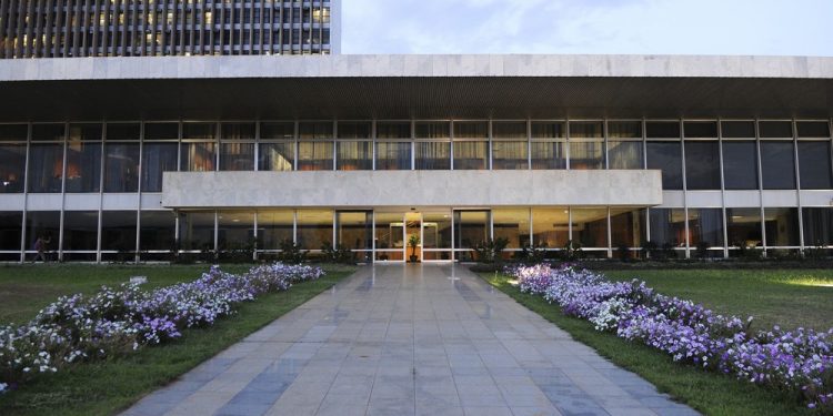 Ministério da Fazenda determina retenção do Imposto de Renda de servidores do DF pagos com o Fundo Constitucional