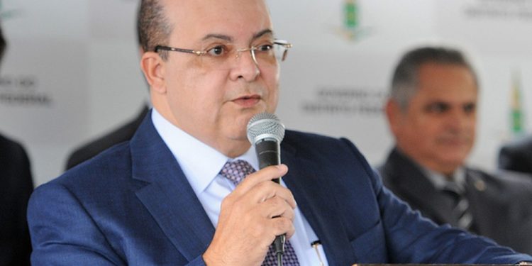 Governador do DF diz que prioridade é pagar salários em dia e não é momento de falar em reajuste