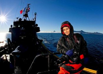 Ativista que passou 7 anos no mar lança livro no DF sobre experiência