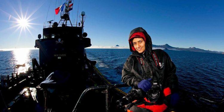 Ativista que passou 7 anos no mar lança livro no DF sobre experiência