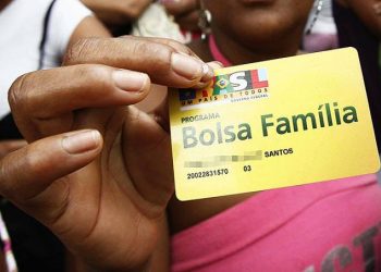 Anúncio do 13° para o Bolsa Família será na próxima semana, diz Bolsonaro