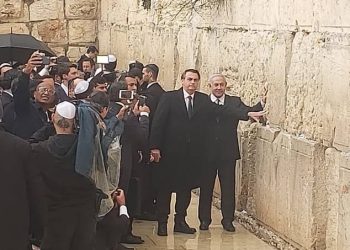Ao lado de Netanyahu, Bolsonaro visita Muro das Lamentações