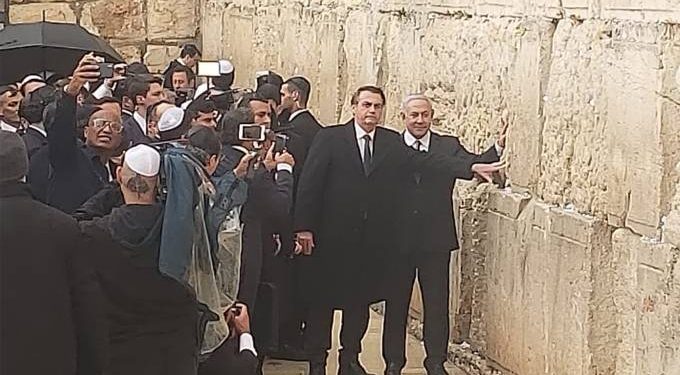 Ao lado de Netanyahu, Bolsonaro visita Muro das Lamentações