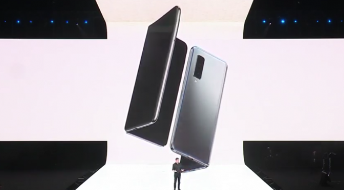 Samsung adia lançamento de seu 1º celular com tela dobrável