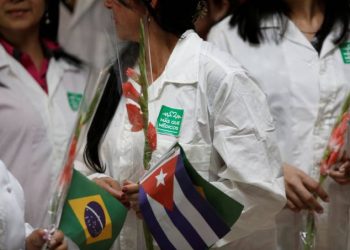 Dois mil médicos cubanos continuam no Brasil e sobrevivem de “bicos”