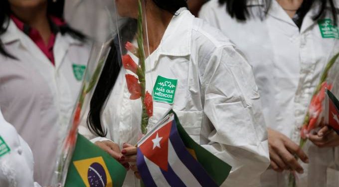Dois mil médicos cubanos continuam no Brasil e sobrevivem de “bicos”