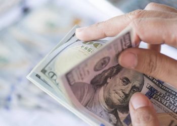 Dólar tem quarta queda seguida e volta aos R$ 3,85