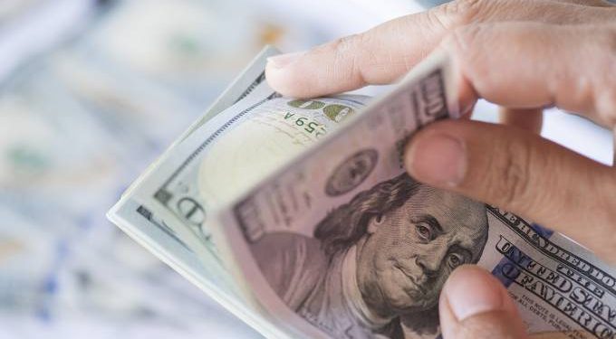 Dólar tem quarta queda seguida e volta aos R$ 3,85