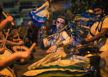 Espetáculo sobre mito do cerrado leva samba pisado e orquestra às ruas do DF