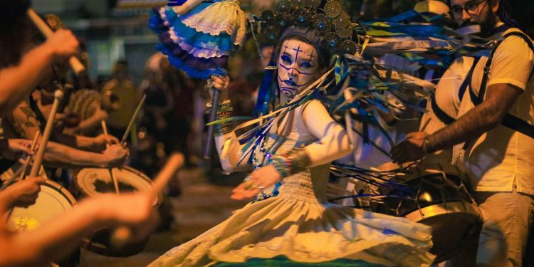 Espetáculo sobre mito do cerrado leva samba pisado e orquestra às ruas do DF