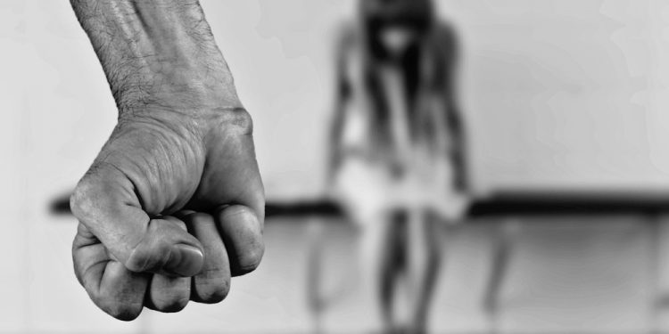 Três novas leis que beneficiam mulheres vítimas de violência passam a valer no DF