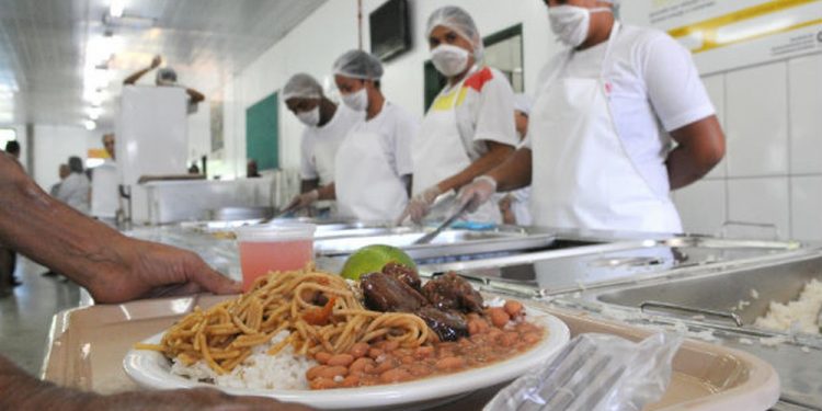 Restaurantes comunitários oferecem almoço especial em comemoração ao aniversário de Brasília