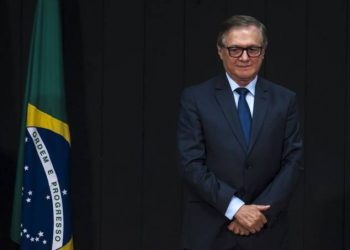 Vélez diz que não vai entregar cargo após notícias sobre demissão