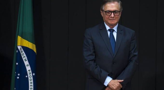 Vélez diz que não vai entregar cargo após notícias sobre demissão