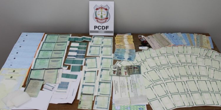 Dupla é presa em flagrante em gráfica apontada como ‘laboratório’ de documentos falsos no DF